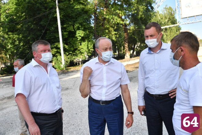 Губернатор потребовал убрать ларьки с Аллеи роз 