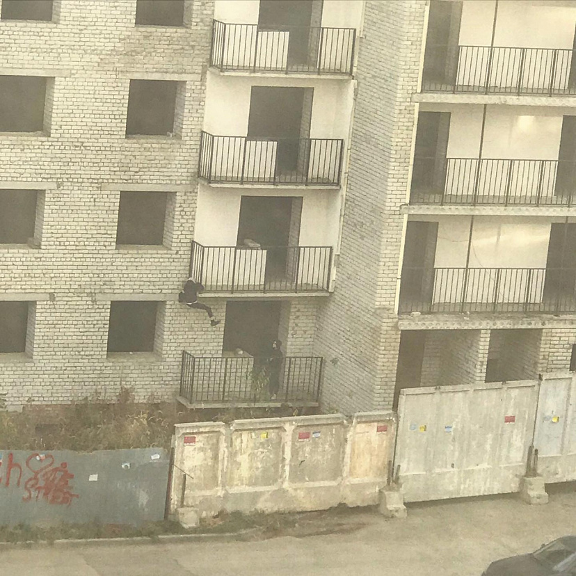 Саратовцев встревожили развлечения школьников на заброшенной стройке
