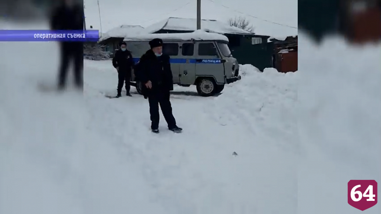Под Саратовом мужчина взял в заложники сына и пытался убить участкового