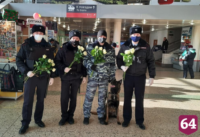 Транспортные полицейские с собаками дарили на вокзале цветы