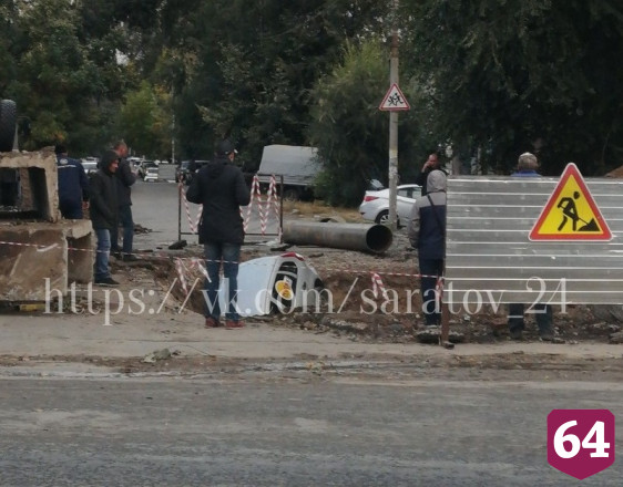 В Саратове ночью автомобиль такси попал в коммунальную траншею 