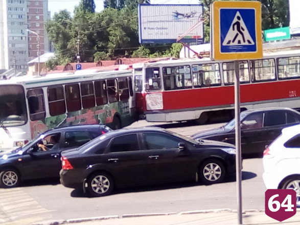 В Саратове трамвай врезался в автобус