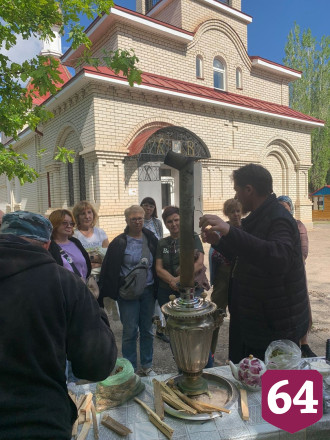 Под Саратовом туристов поили чаем из 120-летнего самовара