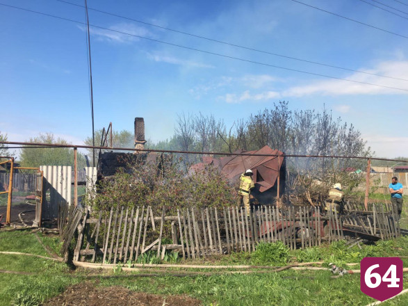 Под Саратовом мужчина не смог спасти на пожаре сожительницу 