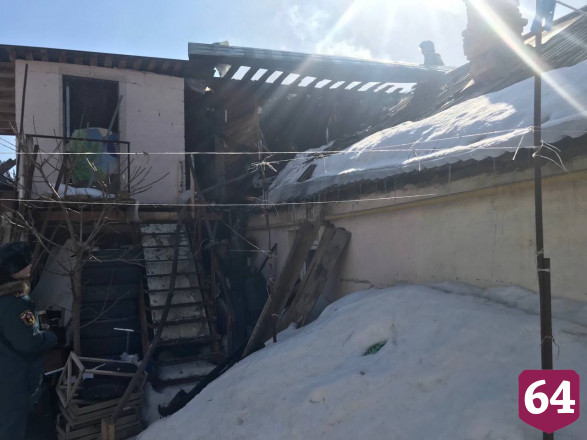 В Саратове пожарные тушат горящий частный дом