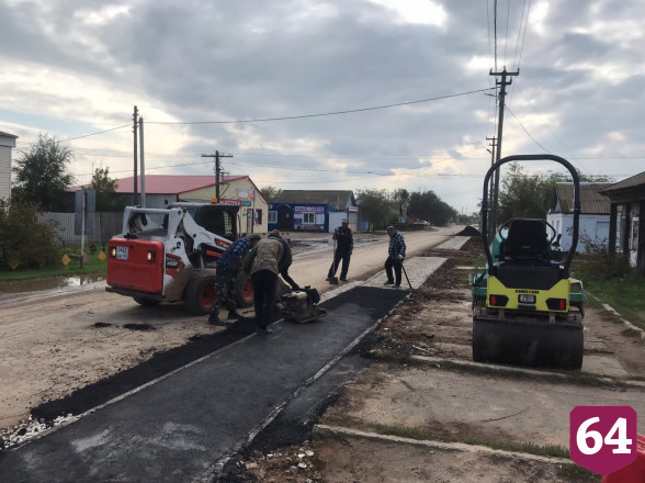 В поселке детей приучают ходить по новым тротуарам 
