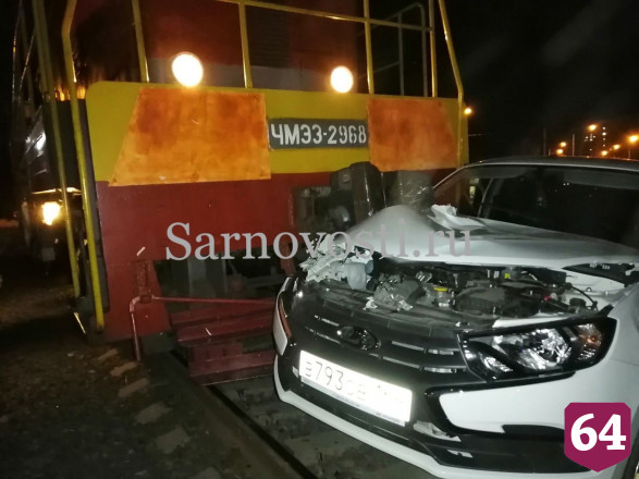 Под Саратовом локомотив врезался в заглохшее на рельсах такси