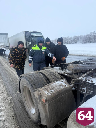 Саратовские автоинспекторы помогли владельцу грузовика с замерзшей соляркой