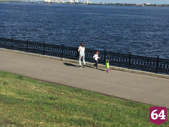 В Саратове подростки на самоизоляции устраивают заплывы у ротонды