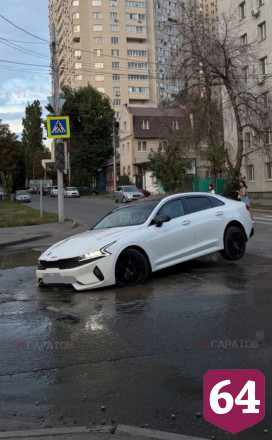 В центре Саратова автомобиль угодил в коммунальную яму