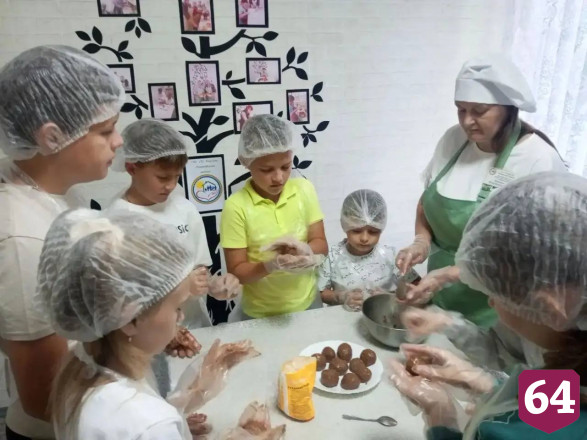 Саратовских детей научили готовить пирожное «картошку» 