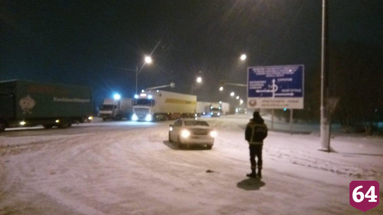 Спасатели эвакуируют застрявших на саратовских трассах людей