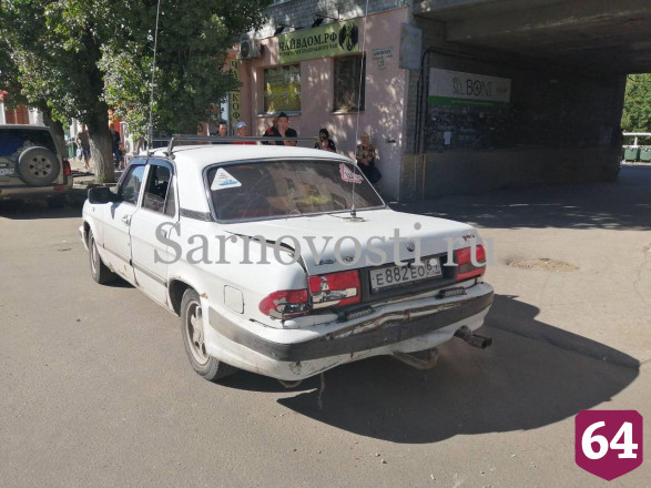 В Саратове иномарка сбила водителя «Газели» и спровоцировала массовое ДТП