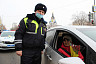 В Саратове автоинспекторы дарили женщинам цветы и читали стихи