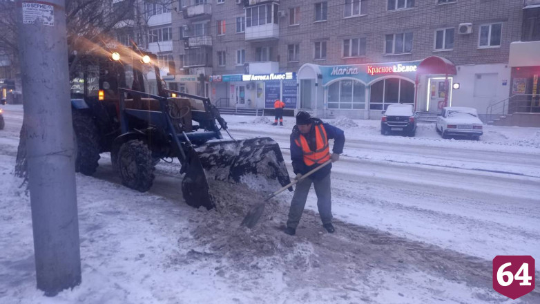 Дороги от снега в Саратове убирают 270 машин