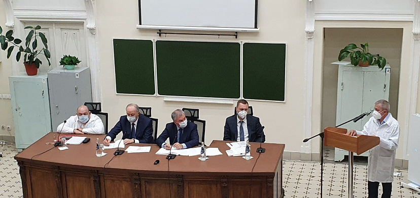 Медпомощь саратовцам стала темой разговора Володина и чиновников 