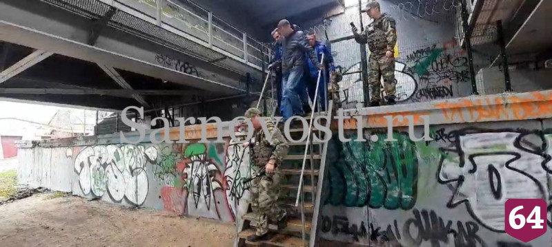 В Саратове мужчина с пивом пытался спрыгнуть с моста