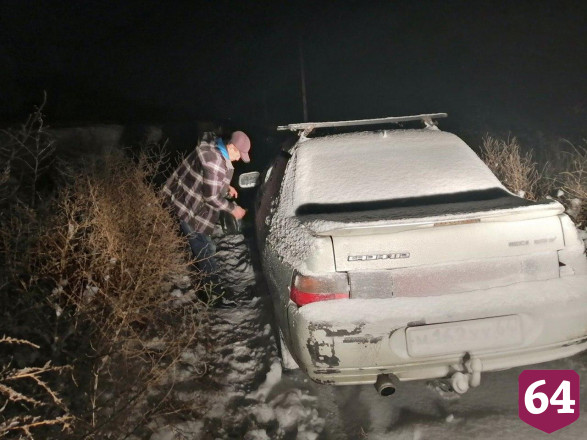 Дочь вызвала застрявшему на заснеженной дороге отцу спасателей