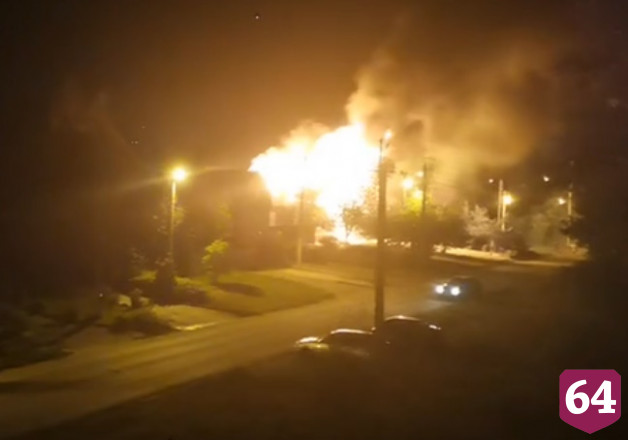 Ночной пожар уничтожил частный дом и гараж