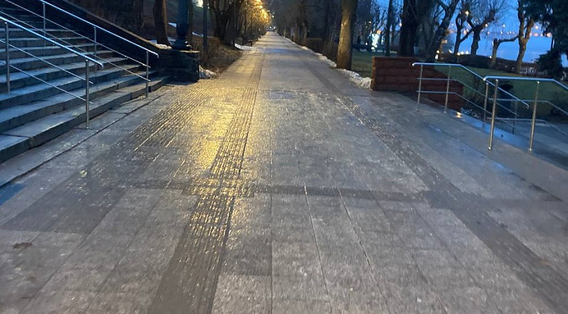Ледяной дождь превратил саратовскую набережную в каток