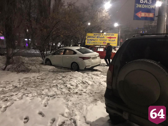 В Саратове водитель иномарки покалечился в ДТП с деревом