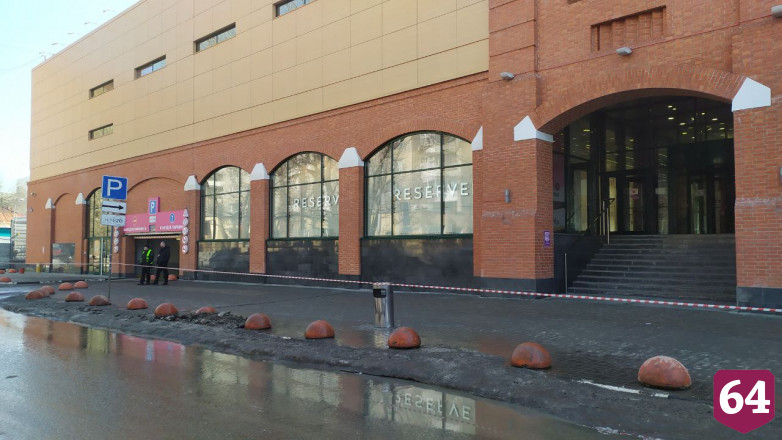 В Саратове из-за сообщения о минировании эвакуируют ТЦ 