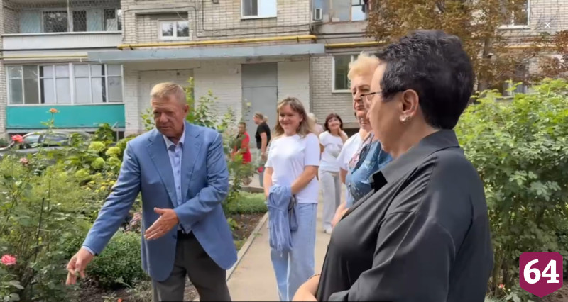 Николая Панкова восхитил в Саратове ухоженный двор с огурцами