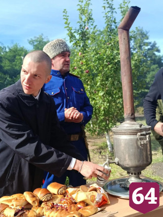 На саратовском фестивале самоваров кормили пловом и катали на ослике