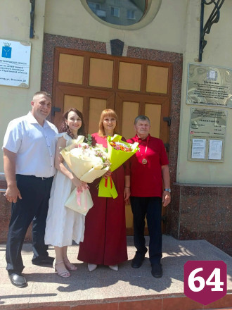 В Саратове рубиновую и хрустальную свадьбы отметили две пары одной семьи