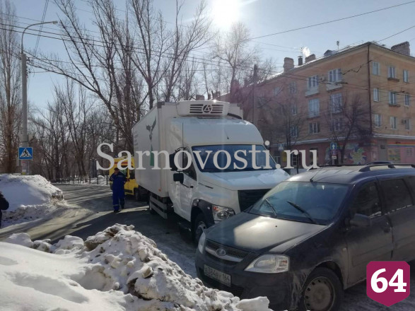 В Саратове водитель легковушки пострадал в ДТП с грузовиком