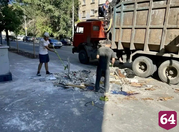 В центре Саратова тротуар завалили строительным мусором 