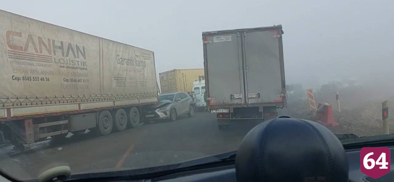 На трассе под Саратовом в туман столкнулись пять автомобилей