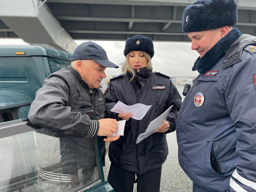 Автоинспекторы Саратова на трассе беседовали с водителями о безопасности