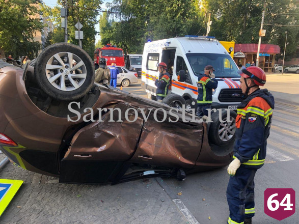 В Саратове кроссовер опрокинулся на крышу после массового ДТП