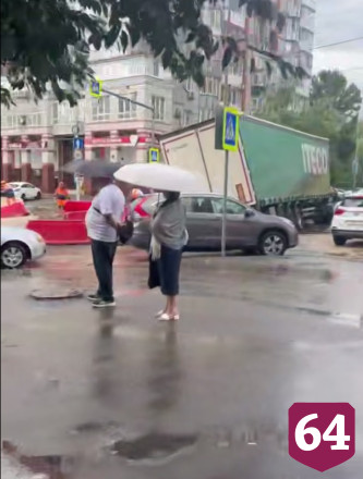 В центре Саратова фура провалилась в коммунальную яму