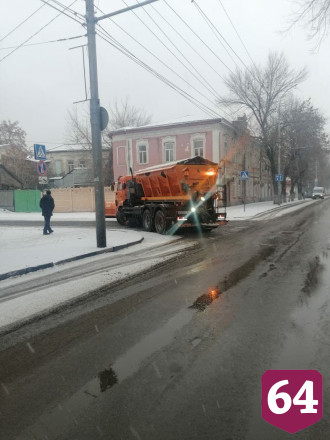 В Саратове на борьбу с начавшимся снегопадом вышли 220 единиц техники