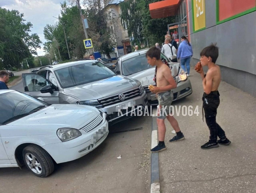 Под Саратовом пожилой водитель протаранил две машины на парковке