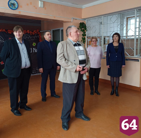 В саратовской школе открыли аллею трех Героев Советского Союза