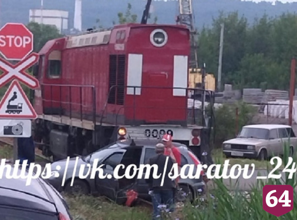 В Саратове мужчина на «Ладе» попал под локомотив 