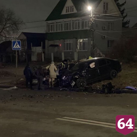 Автомобили превратились в металлолом после ДТП в центре Саратова