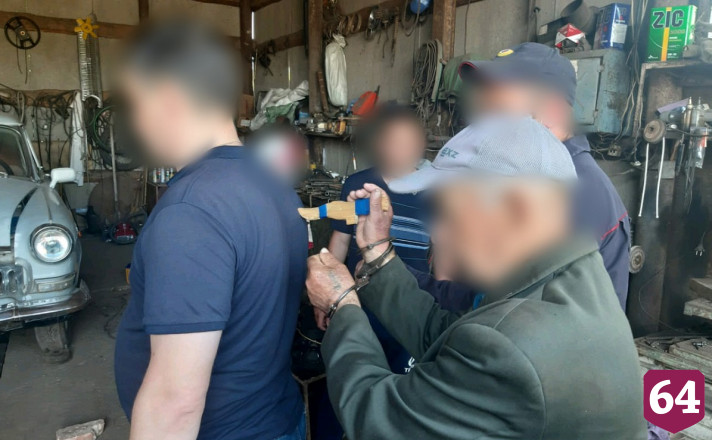 Пьяный саратовец зарезал соседа, заподозрив в краже денег 