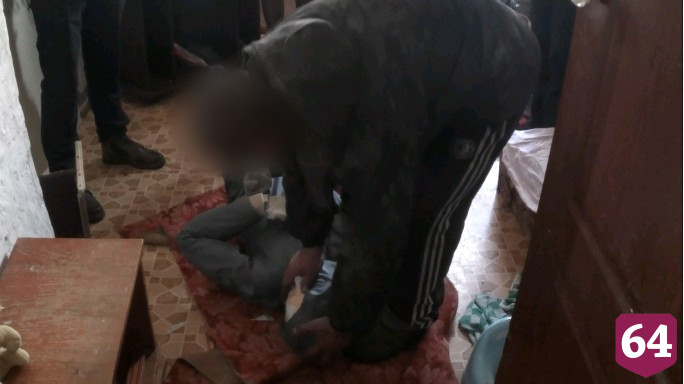 Мужчина оставил труп избитой жены дома и сбежал 