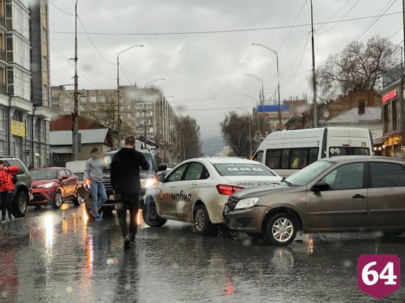 Авария из 8 машин спровоцировала пробку в центре Саратова