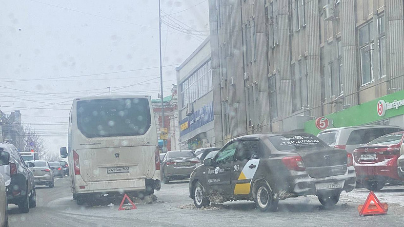 Столкновение такси с маршруткой спровоцировало пробку в центре Саратова