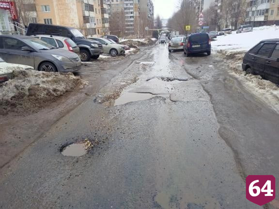 Жители рассказали о «полосах препятствий» на дорогах Саратова