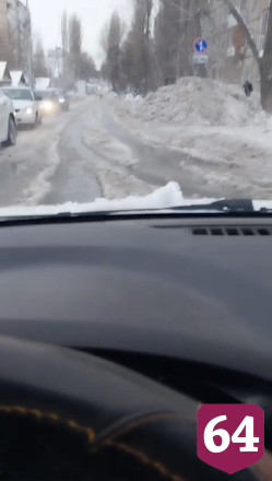 Автомобилисты пожаловались на ледяную кашу в центре Саратова