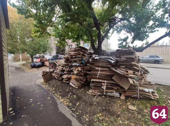 В Саратове газон около домов освободили от свалки 