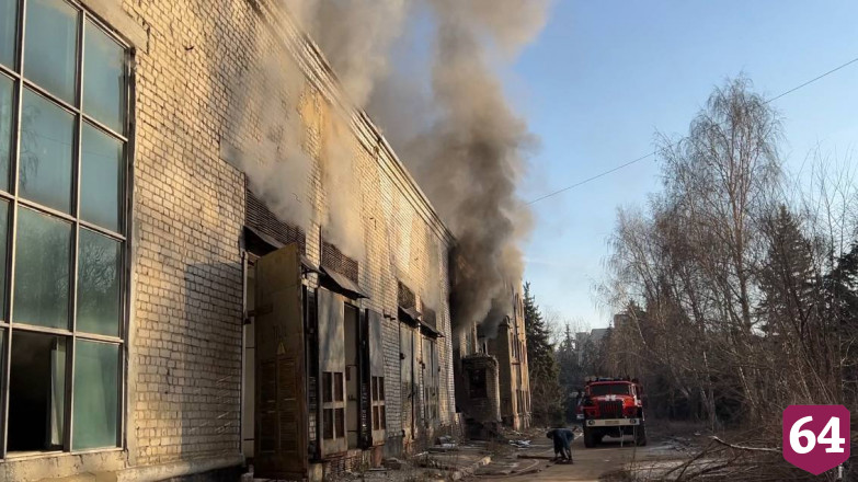 В Саратове полыхает завод «Тантал»