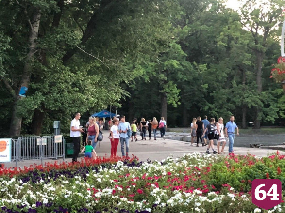 Жители Саратова вышли на вечернюю прогулку без масок