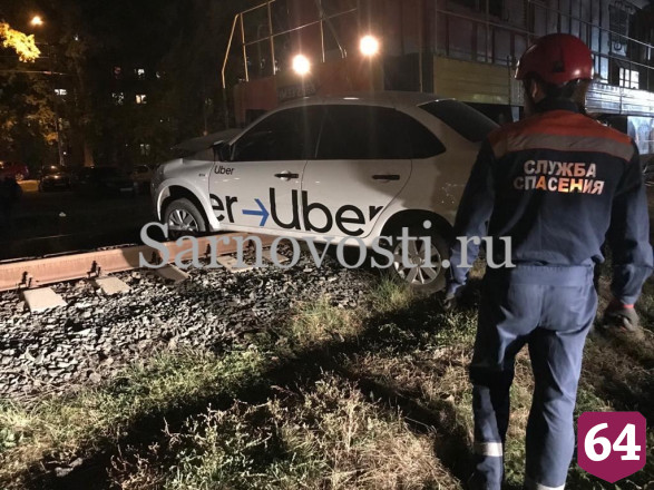 Под Саратовом локомотив врезался в заглохшее на рельсах такси
